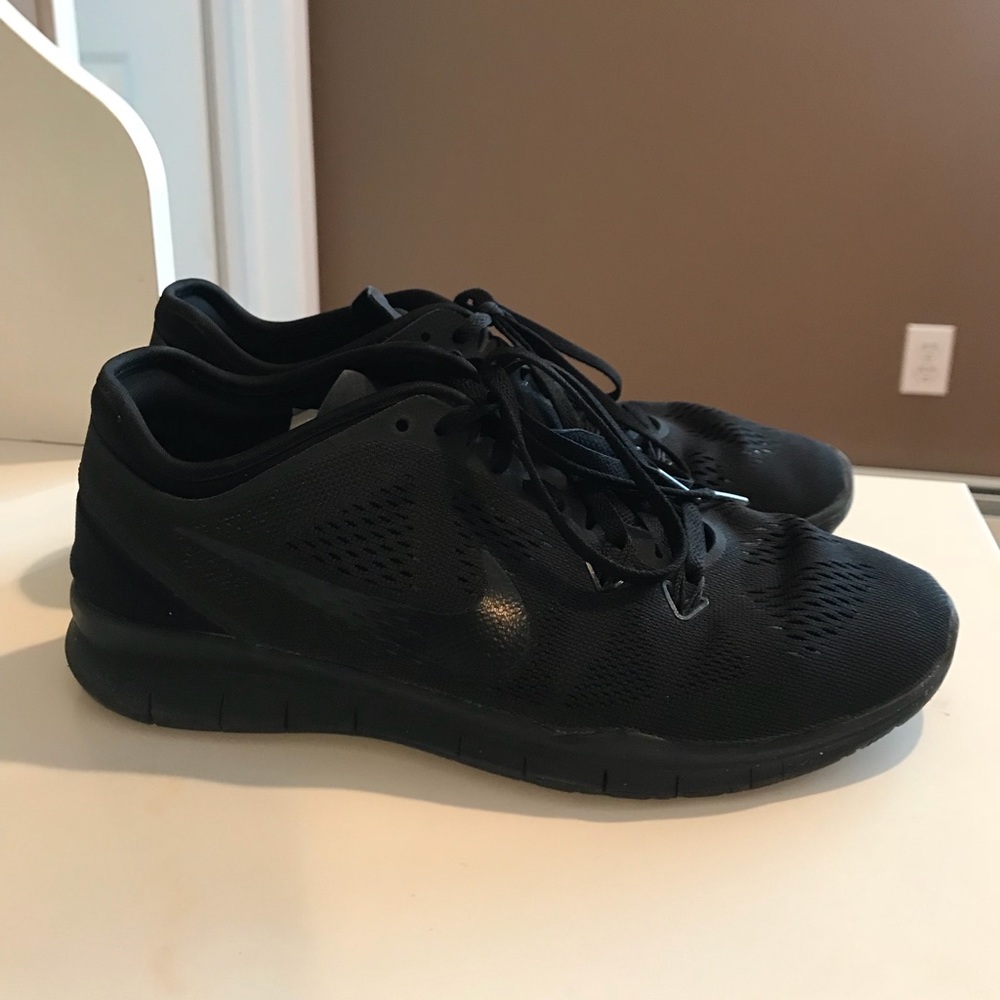 BLACK NIKE SHOES